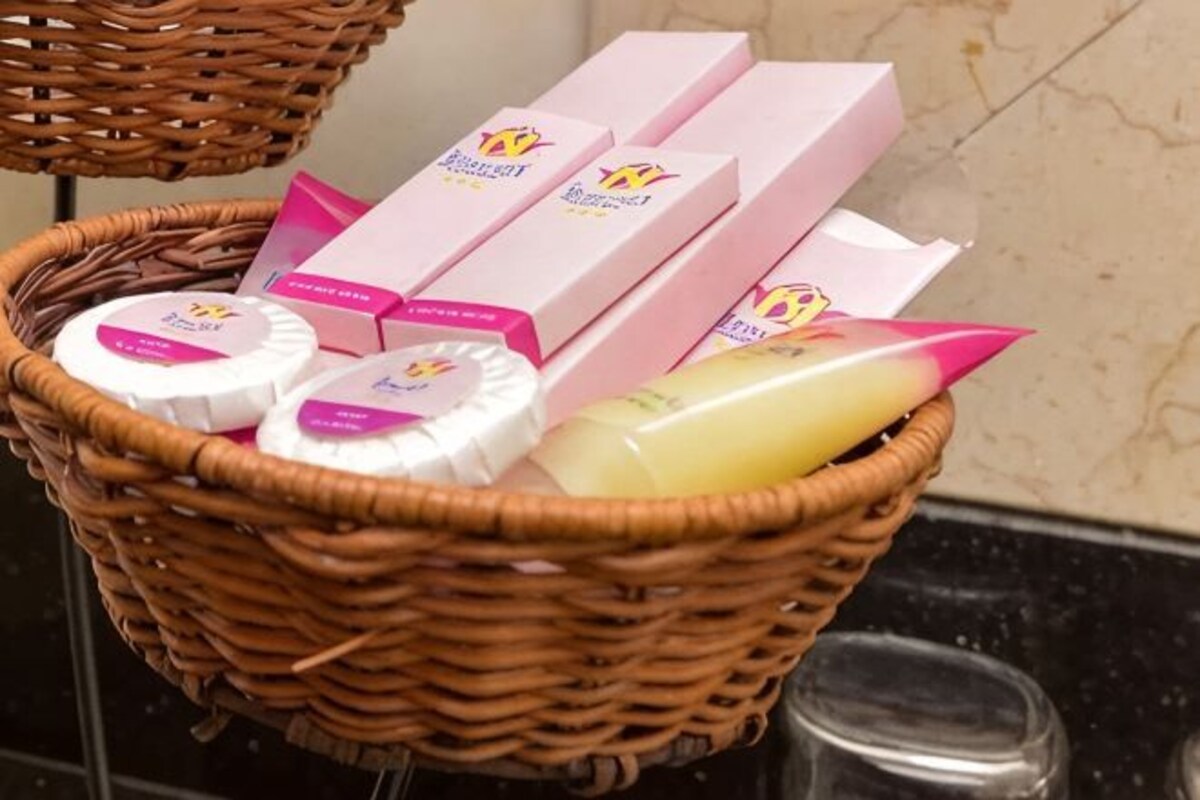 Una cesta de mimbre con productos de tocador, como jabones y una botella de loción.