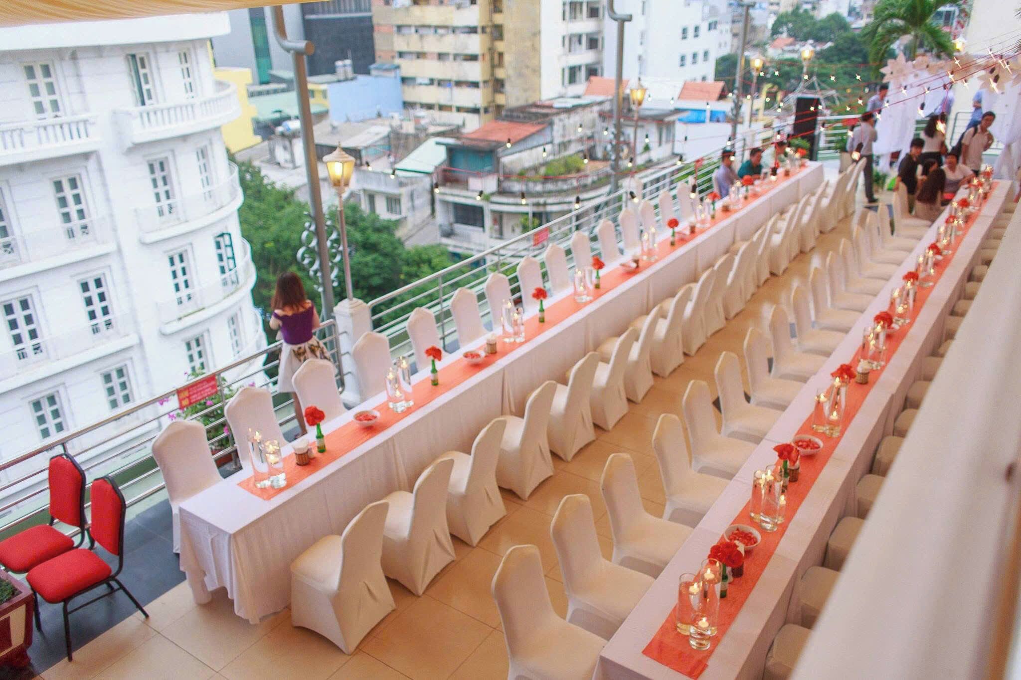 breakfast, lunch, dinner served; al fresco dining