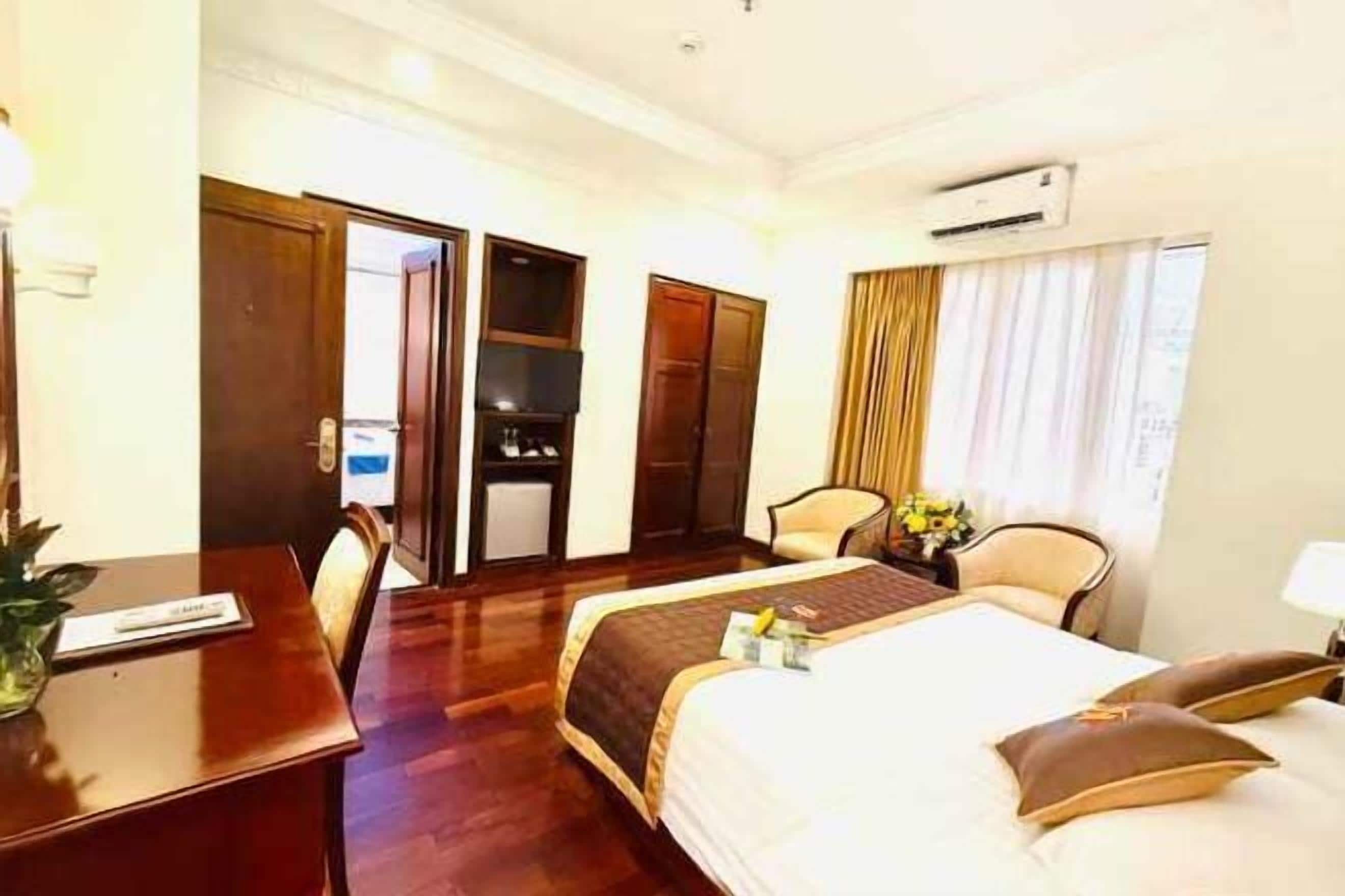 Minibar, in-room safe, desk, free WiFi
