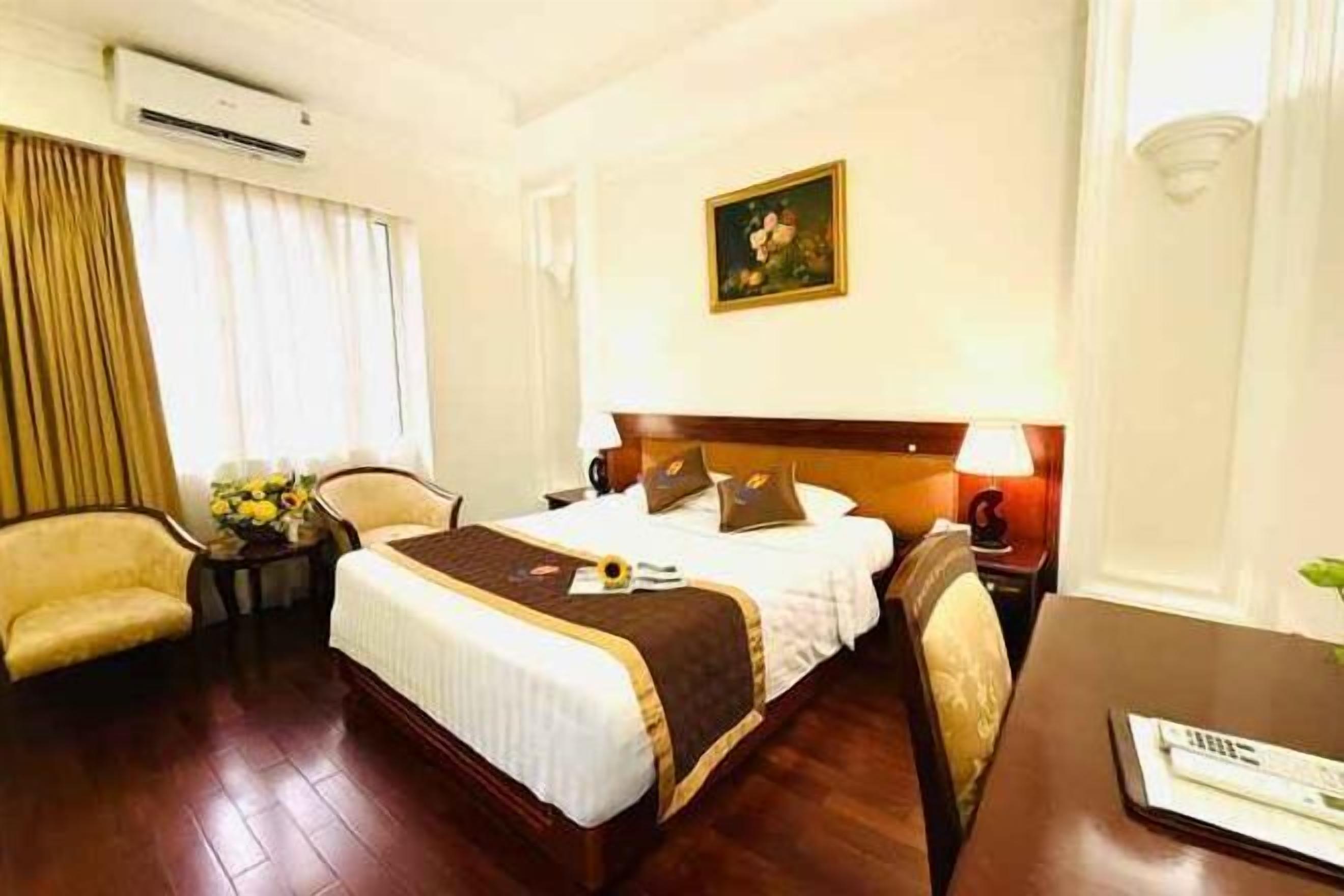 Frigobar, cofres nos quartos, escrivaninha, Wi-Fi de cortesia