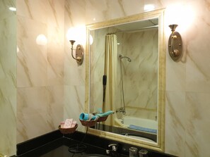 Chambre Supérieure, 1 lit double ou 2 lits jumeaux | Salle de bain | Articles de toilette gratuits, sèche-cheveux, serviettes fournies