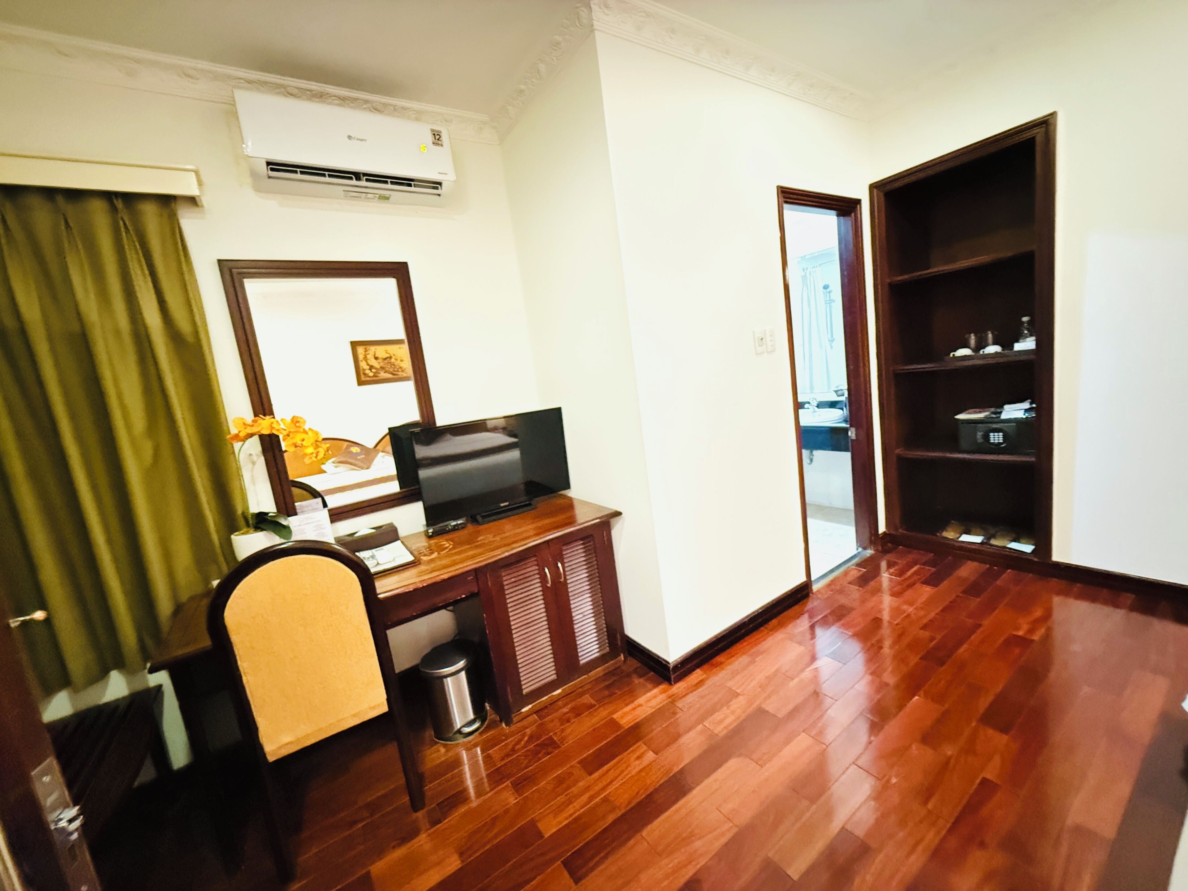 superior room, 1 double or 2 single beds | 1 bedroom, minibar, in-room safe, desk