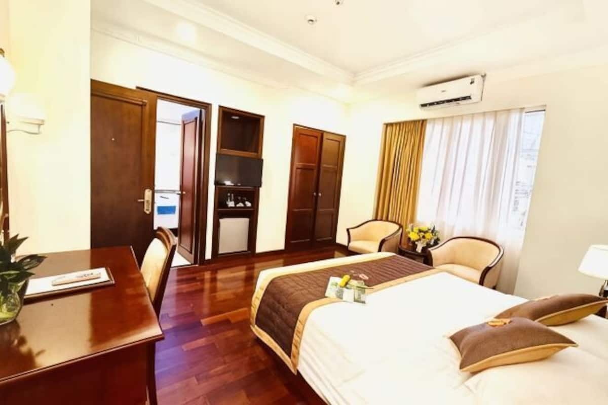 Minibar, in-room safe, desk, free WiFi