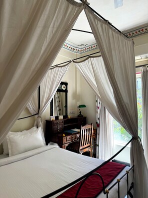 Minibar, escritorio, tabla de planchar con plancha y wifi gratis 