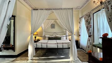 Deluxe King | 1 bedroom, minibar, desk, iron/ironing board