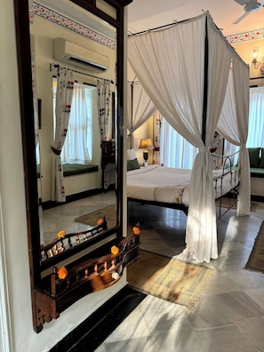Deluxe King | Minibar, escritorio, tabla de planchar con plancha y wifi gratis 