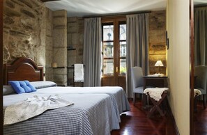Minibar, caixa forta a l'habitació, escriptori i cortines opaques 