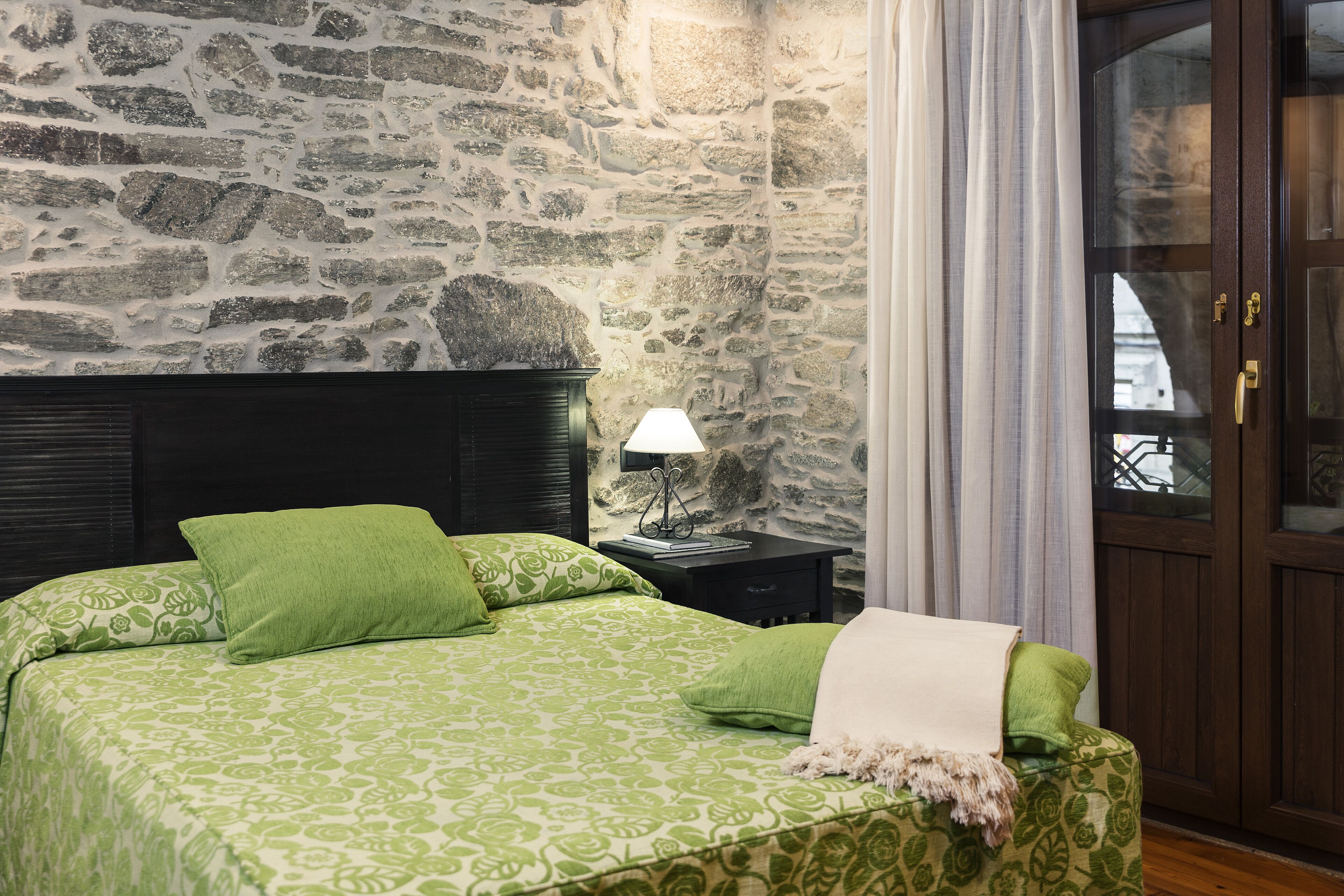 single room | minibar, in-room safe, desk, blackout curtains