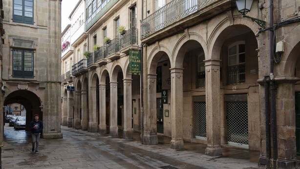 Un bâtiment historique portant une enseigne indiquant « Hôtel RUA VILLAR » et « TAPERIA RESTAURANTE ».