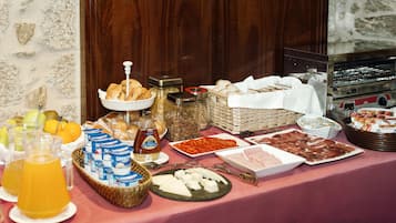 Desayuno buffet diario (EUR 12 por persona)