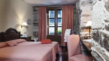 Habitación doble | Minibar, caja fuerte, escritorio y cortinas opacas