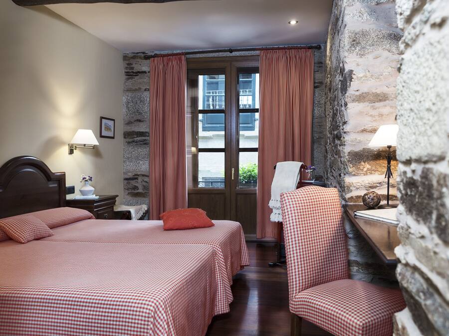 Camera doppia | Minibar, una cassaforte in camera, una scrivania, tende oscuranti