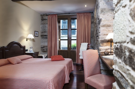 Minibar, caja de seguridad en la habitación y escritorio