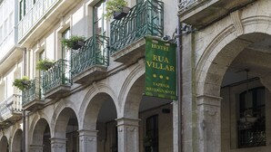 Un bâtiment historique, sur lequel on peut voir une enseigne indiquant « Hôtel Rua Villar », et qui abrite un restaurant.