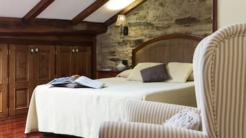 Double Room | Minibar, in-room safe, desk, blackout drapes