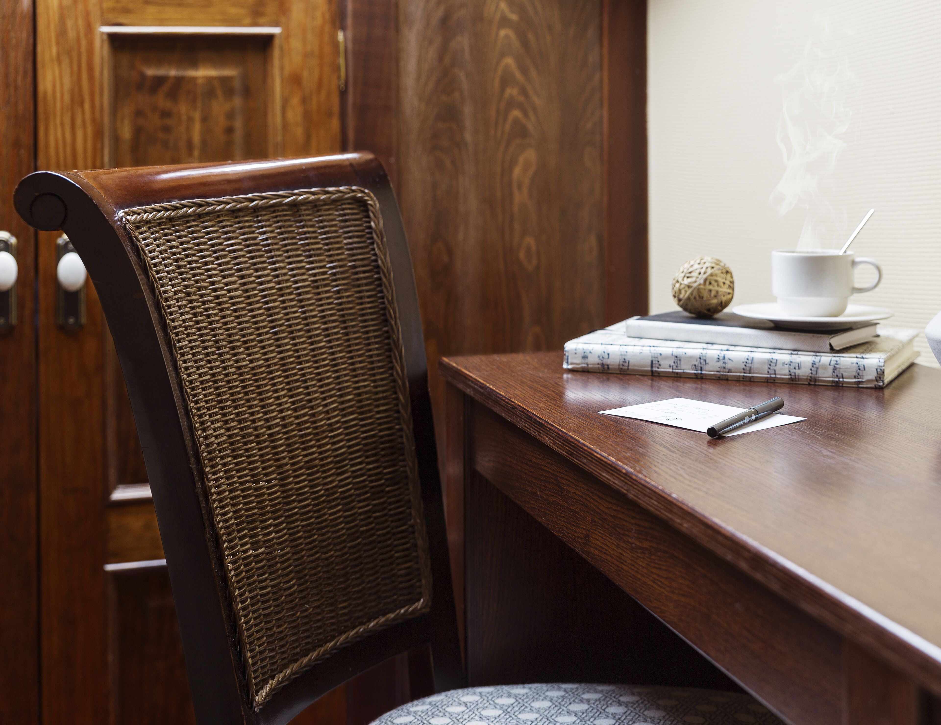 single room | minibar, in-room safe, desk, blackout curtains