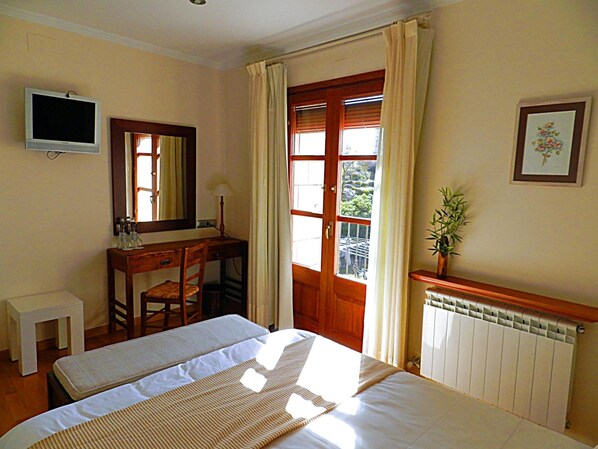 Down comforters, memory foam beds, in-room safe, individually decorated - Hotel Siuranella (Cornudella de Montsant)