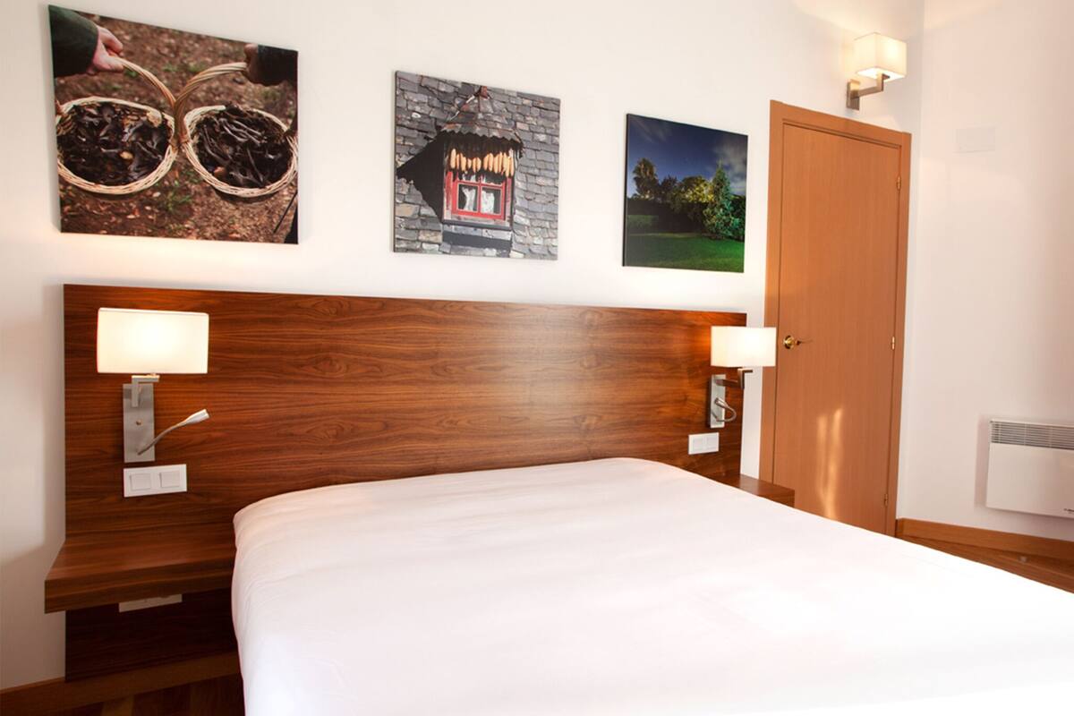 1 bedroom, premium bedding, desk, laptop workspace