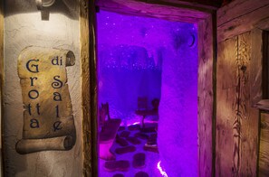 Sauna, pemandian Turki/hammam, perawatan tubuh, dan body scrub