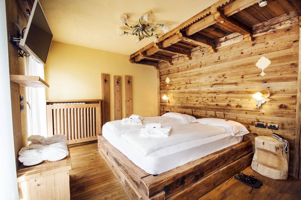 deluxe room | down duvets, in-room safe, free wifi