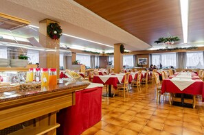 Serveert ontbijt, lunch en diner