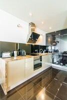 Deluxe stúdió lakosztály | Privát konyha | Nagyméretű hűtő/fagyasztó, mikrohullámú sütő (kérésre), sütő és főzőlap