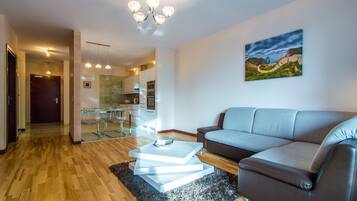 Apartemen Superior, 2 kamar tidur | Ruang keluarga | Televisi LCD 32-inci dengan saluran TV kabel dan TV