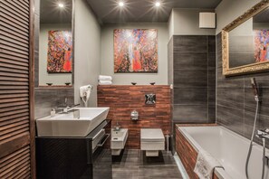 Apartamento luxo, 1 quarto | Banheiro | Produtos de toalete grátis, secador de cabelo, toalhas de banho 