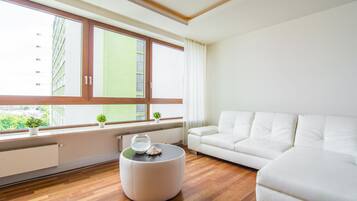 Studio Suite Deluks | Ruang keluarga | Televisi LCD 32-inci dengan saluran TV kabel dan TV