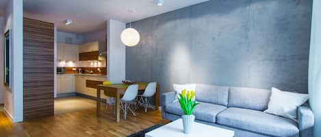 Deluxe-Apartment, 1 Schlafzimmer | Wohnbereich | 32-Zoll-LCD-Fernseher mit Kabelempfang, Fernseher