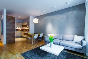 Deluxe apartman, 1 hálószobával | Nappalirész | LCD-tévé