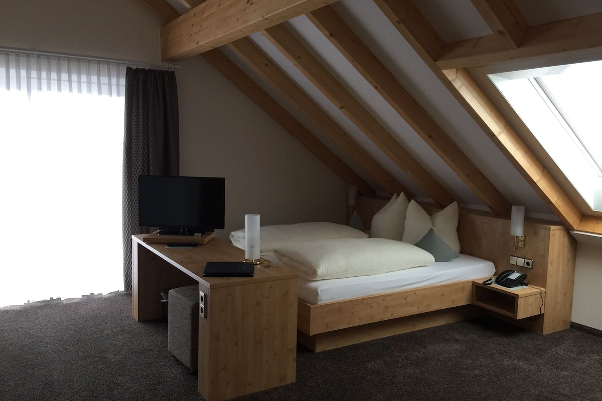 comfort double room, 1 bedroom | living area | tv