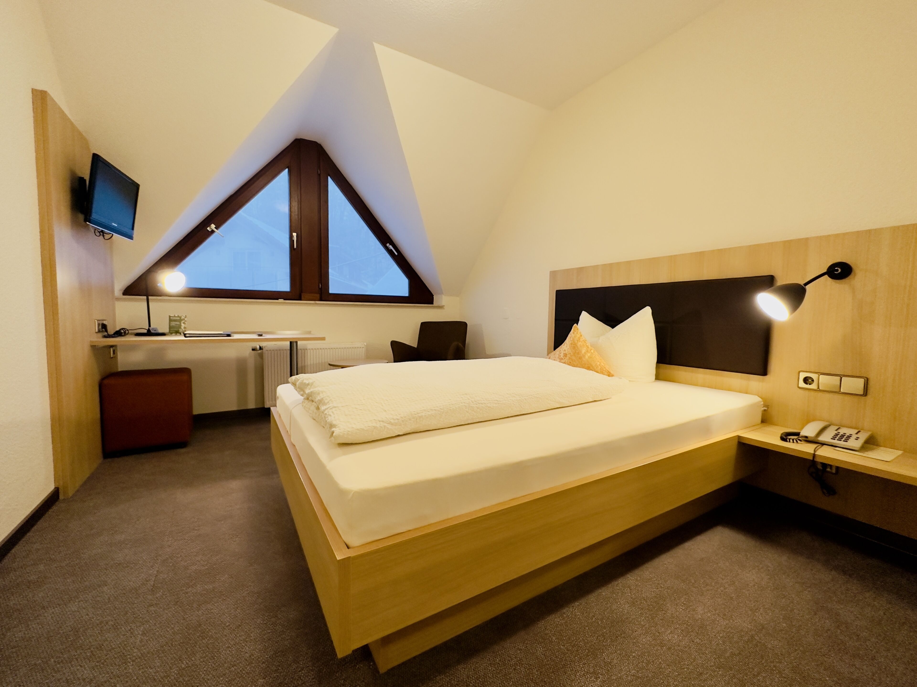 standard single room | premium bedding, down duvets, in-room safe, desk