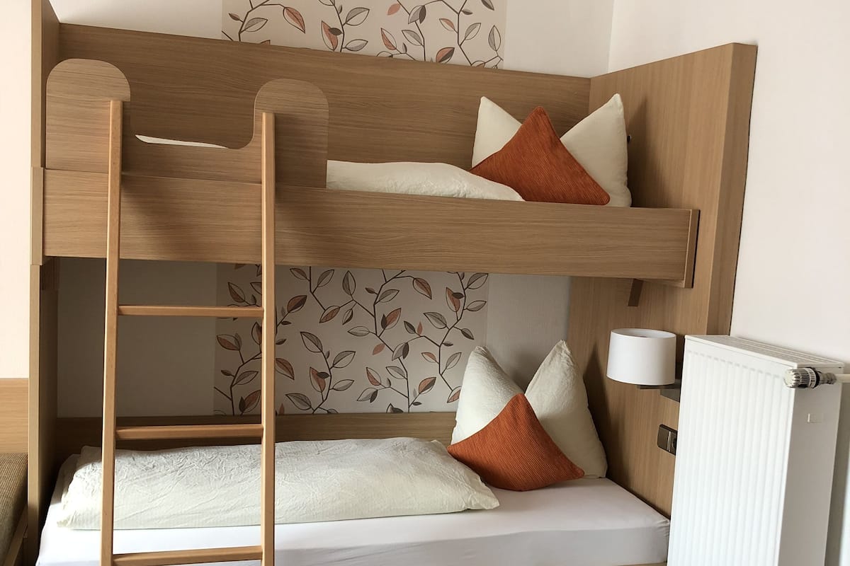 Vierpersoonskamer, 1 slaapkamer, uitzicht op bergen | Luxe beddengoed, donzen dekbedden, een kluis op de kamer, een bureau