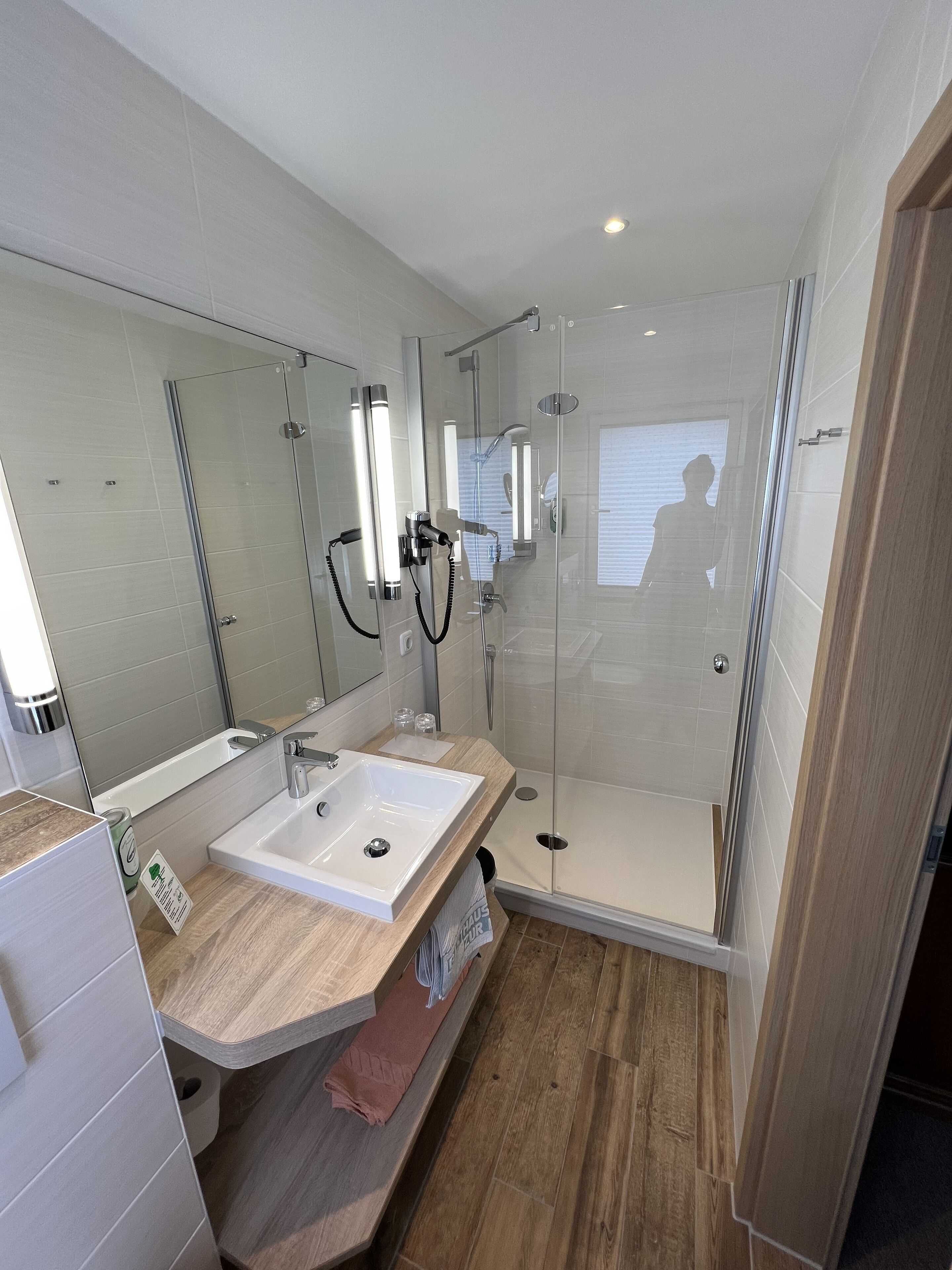 standard double room | bathroom | free toiletries, hair dryer, towels