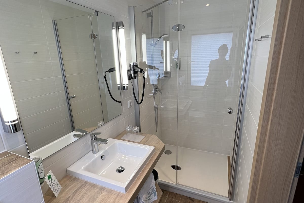 standard double room | bathroom | free toiletries, hair dryer, towels