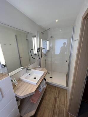 Standard Double Room | Bathroom | Free toiletries, hair dryer, towels - Gasthaus-Pension zur Linde (Lauf)