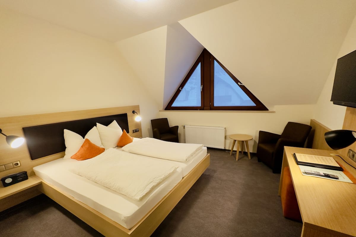 Standaard tweepersoonskamer | Luxe beddengoed, donzen dekbedden, een kluis op de kamer, een bureau