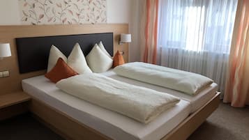 Vierbettzimmer, 1 Schlafzimmer, Bergblick | Hochwertige Bettwaren, Daunenbettdecken, Zimmersafe, Schreibtisch