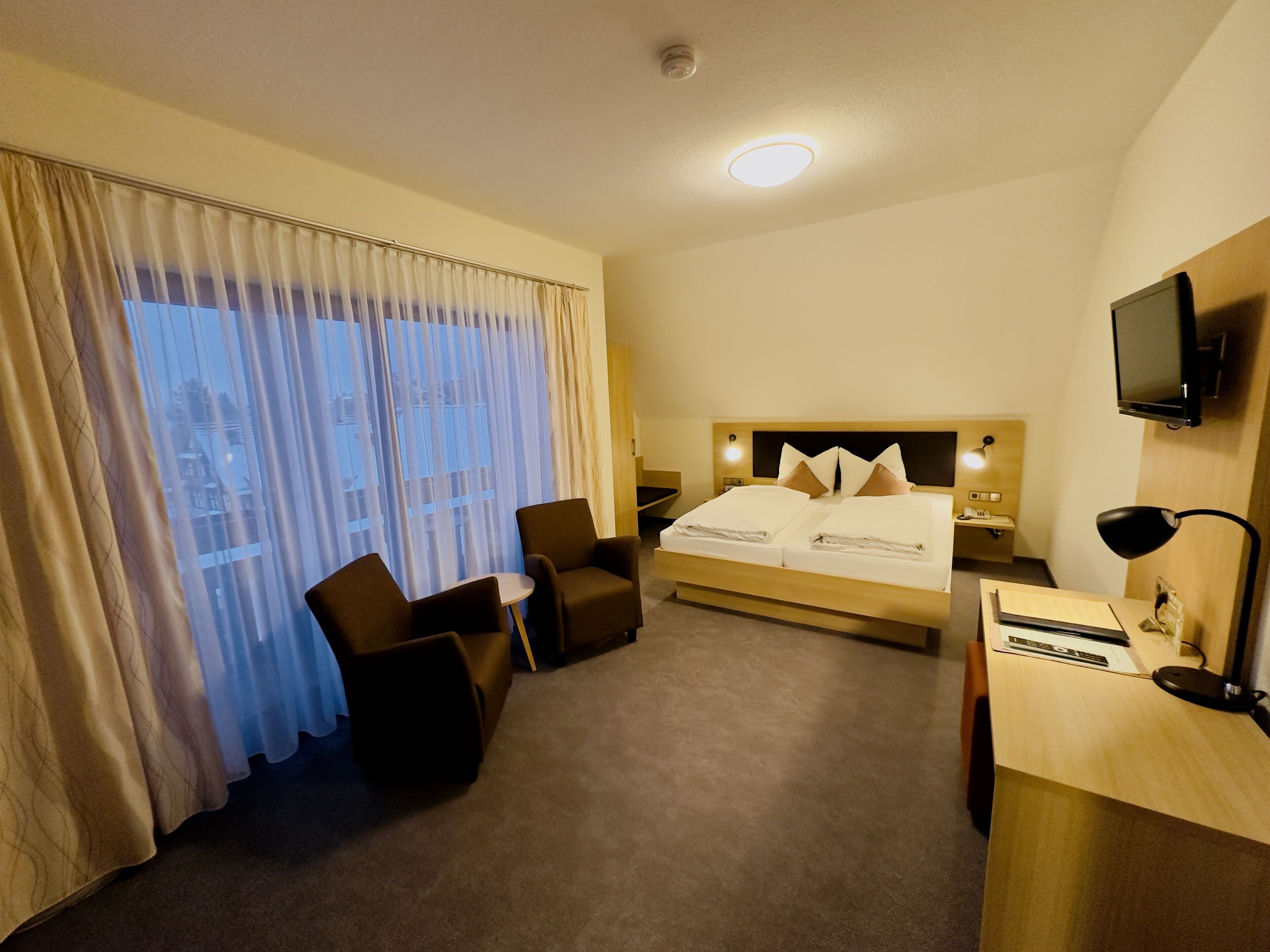 Standard-Doppelzimmer | Hochwertige Bettwaren, Daunenbettdecken, Zimmersafe, Schreibtisch