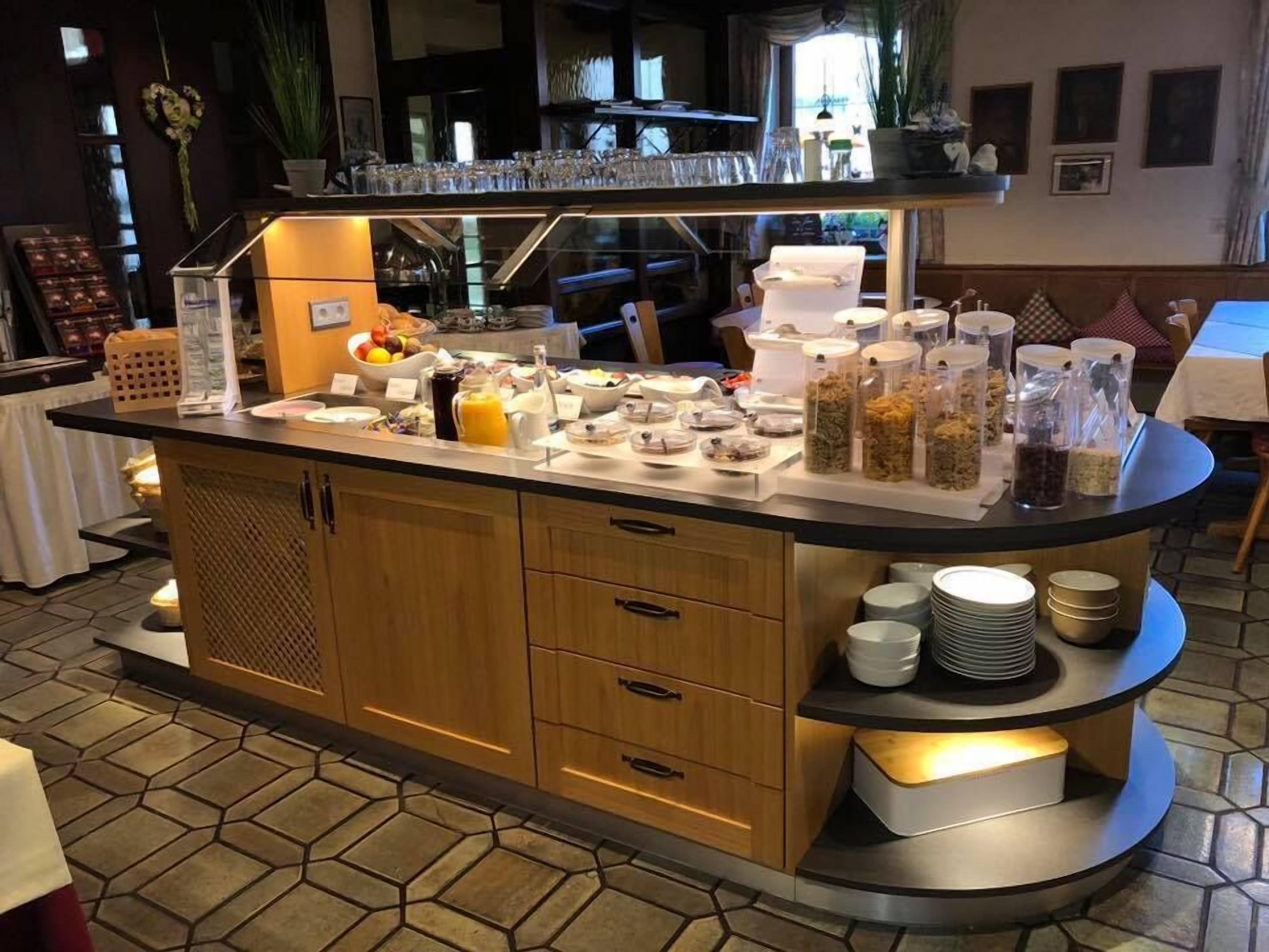 breakfast (eur 5.50 per person)