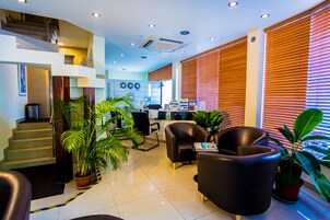 供应早餐、午餐和晚餐