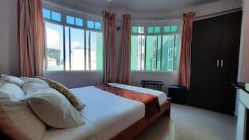 Minibar, caja de seguridad en la habitación y escritorio