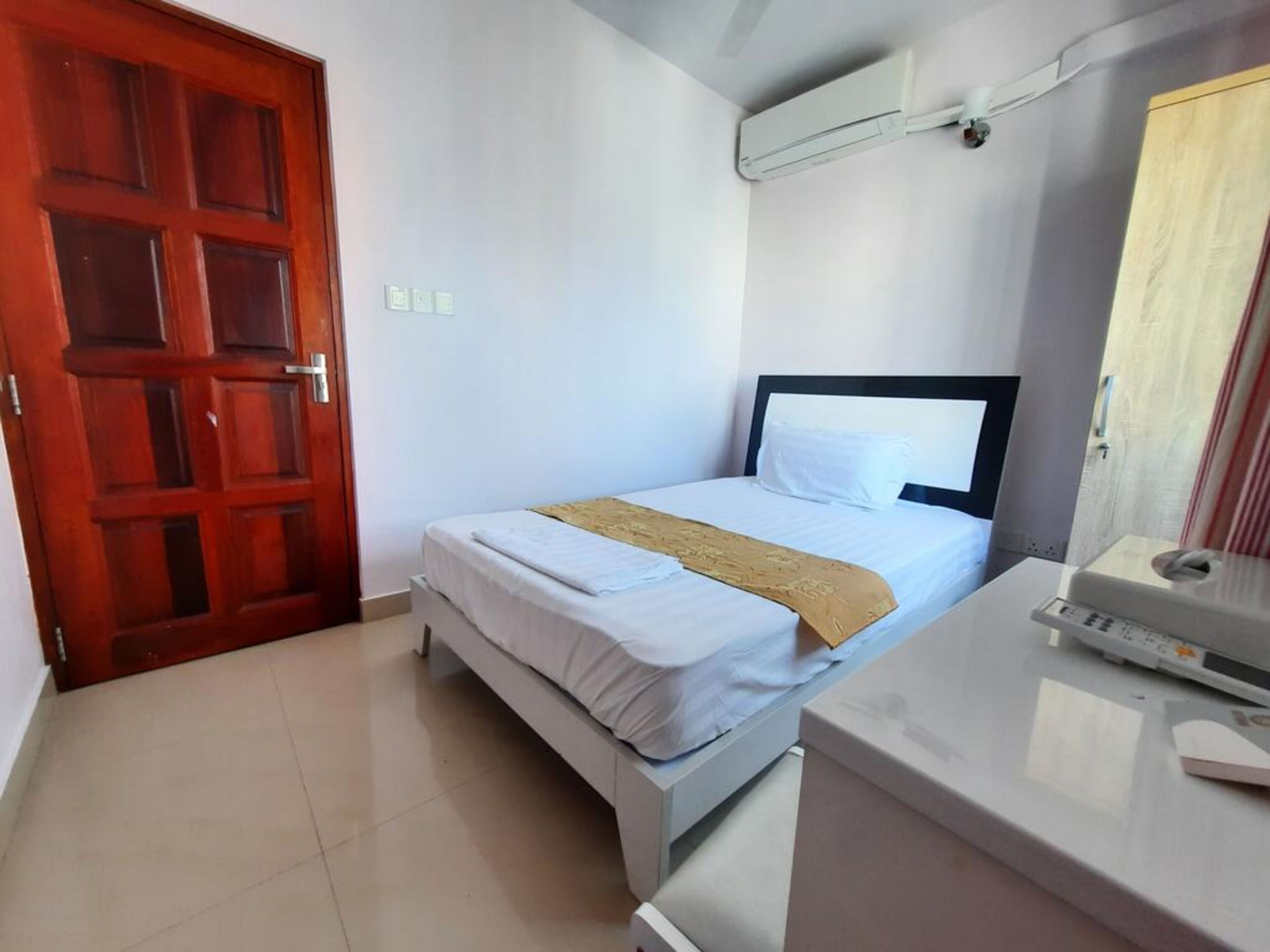 single room with detached private bathroom | 1 bedroom, minibar, in-room safe, desk