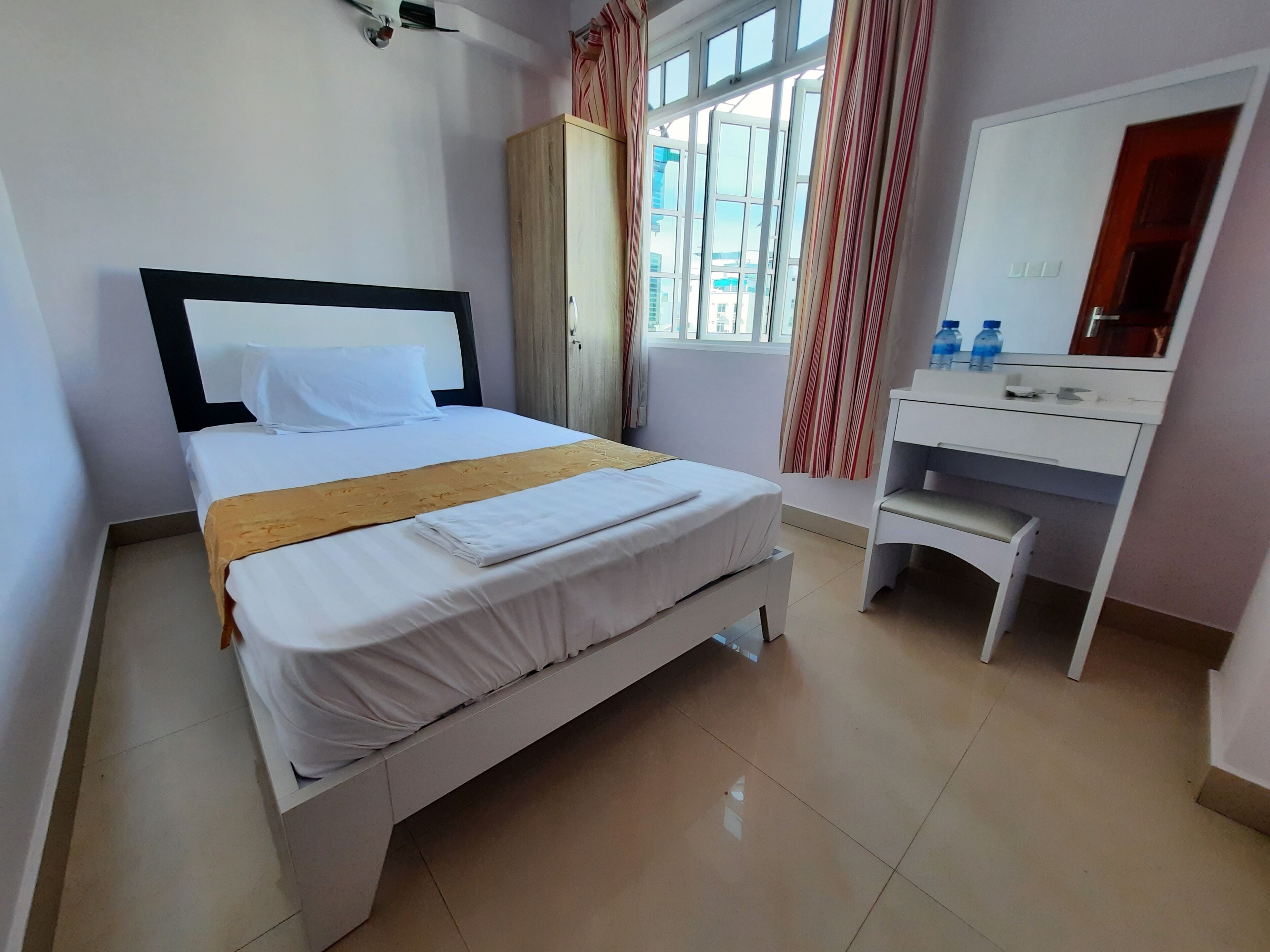 single room with detached private bathroom | 1 bedroom, minibar, in-room safe, desk