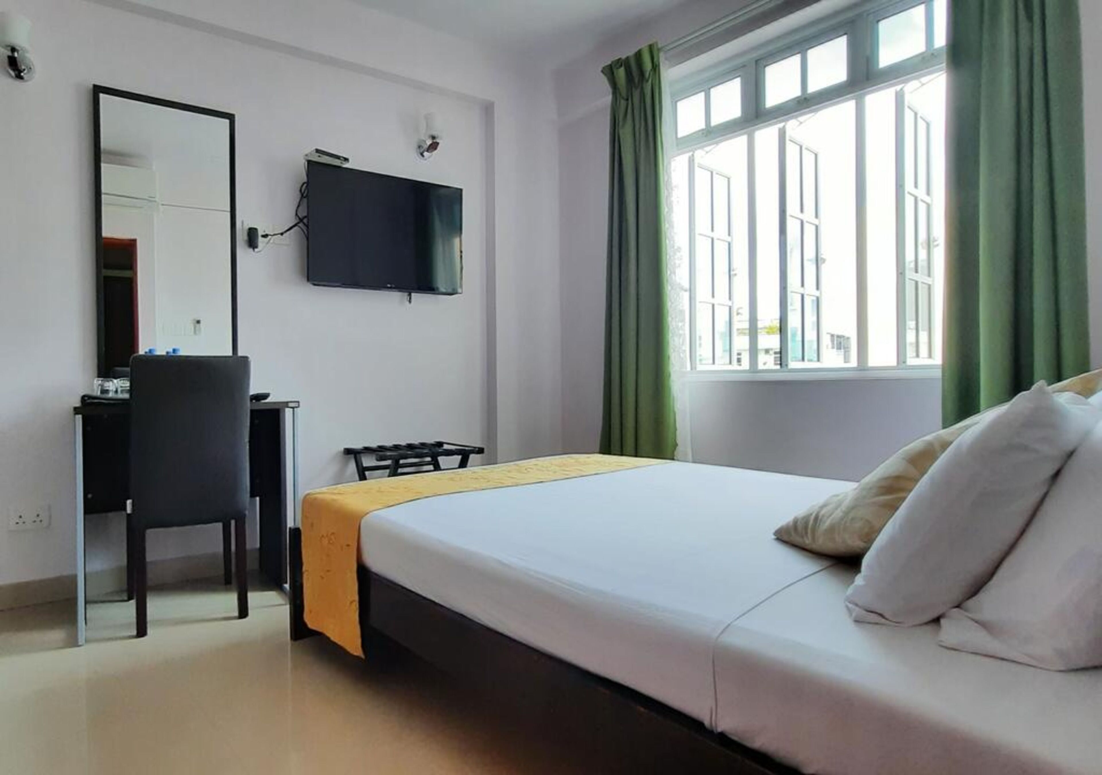deluxe double room, 1 double bed, non smoking | 1 bedroom, minibar, in-room safe, desk