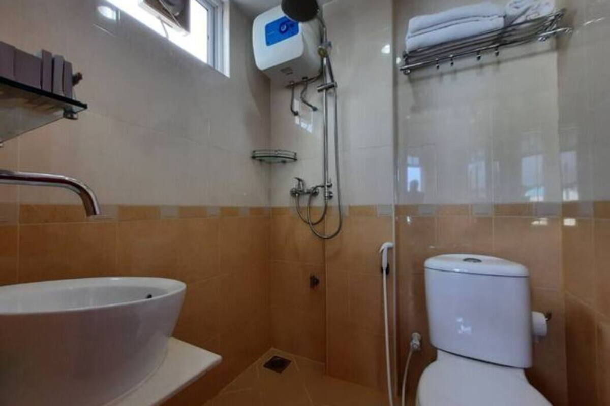 shower, rainfall showerhead, free toiletries, bidet