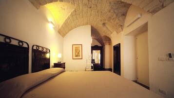 Ropa de cama de alta calidad, minibar y muebles diferentes