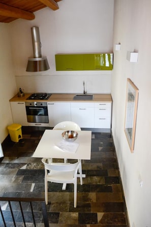 Placa de cocina, lavavajillas y utensilios de cocina
