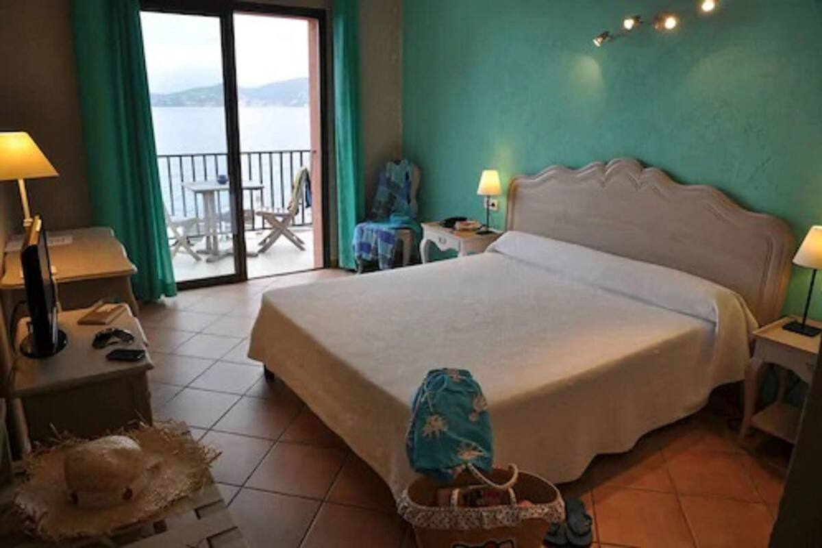 Habitación superior con 1 cama doble o 2 individuales, vistas al mar | Caja fuerte, cortinas opacas, tabla de planchar con plancha